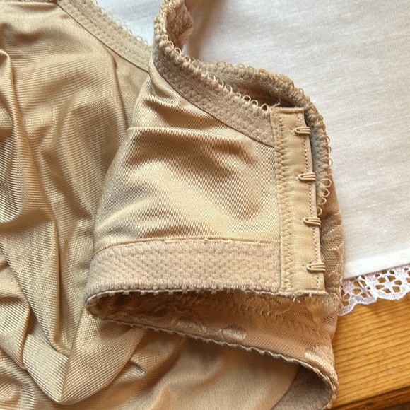 Wacoal bra size 42DDD fully lined with lace overlay, nude color. No noted flaws. - Picture 6 of 8